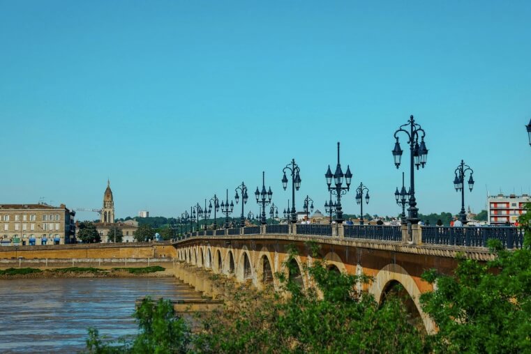 Pont de Pierre à Bordeaux en minibus