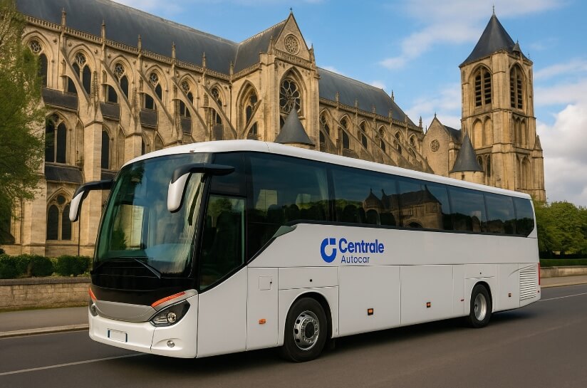 Bus loué à Bourges avec Centrale Autocar, devant la cathédrale