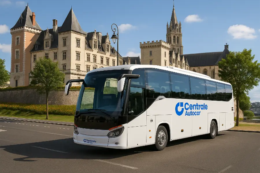 Bus loué avec Centrale Autocar, devant le Château de Pau