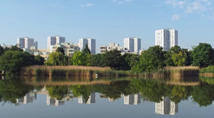 Vue de Nanterre depuis le lac