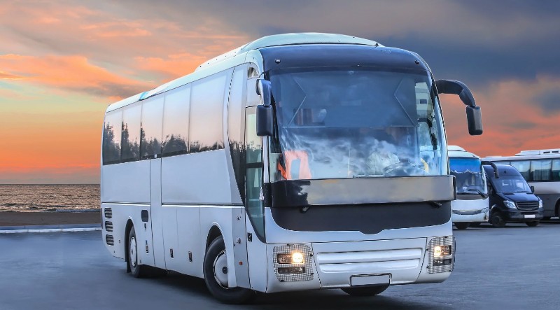 Bus de transport de groupe dans le Finistère, coucher de soleil en Bretagne