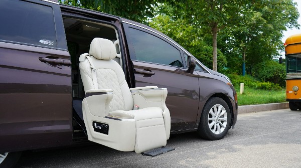 Minibus spécialisé pour le transport de personnes en situation de handicap