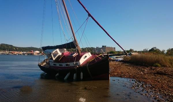 Photo d'un bateau échoué prise lors d'une visite en bus en groupe