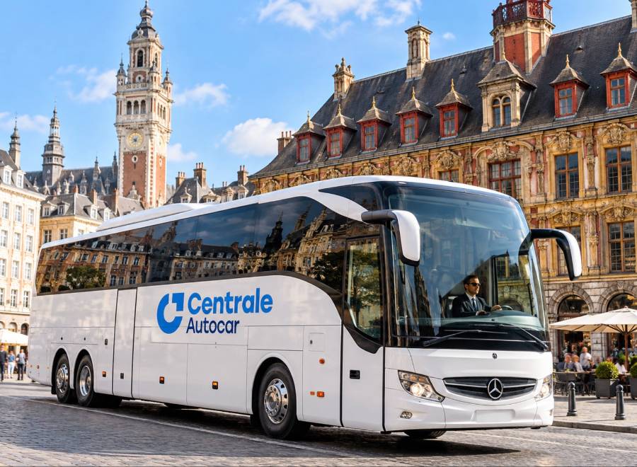Autocar avec chauffeur Centrale Autocar sur la Grand-Place de Lille, devant la Vieille Bourse